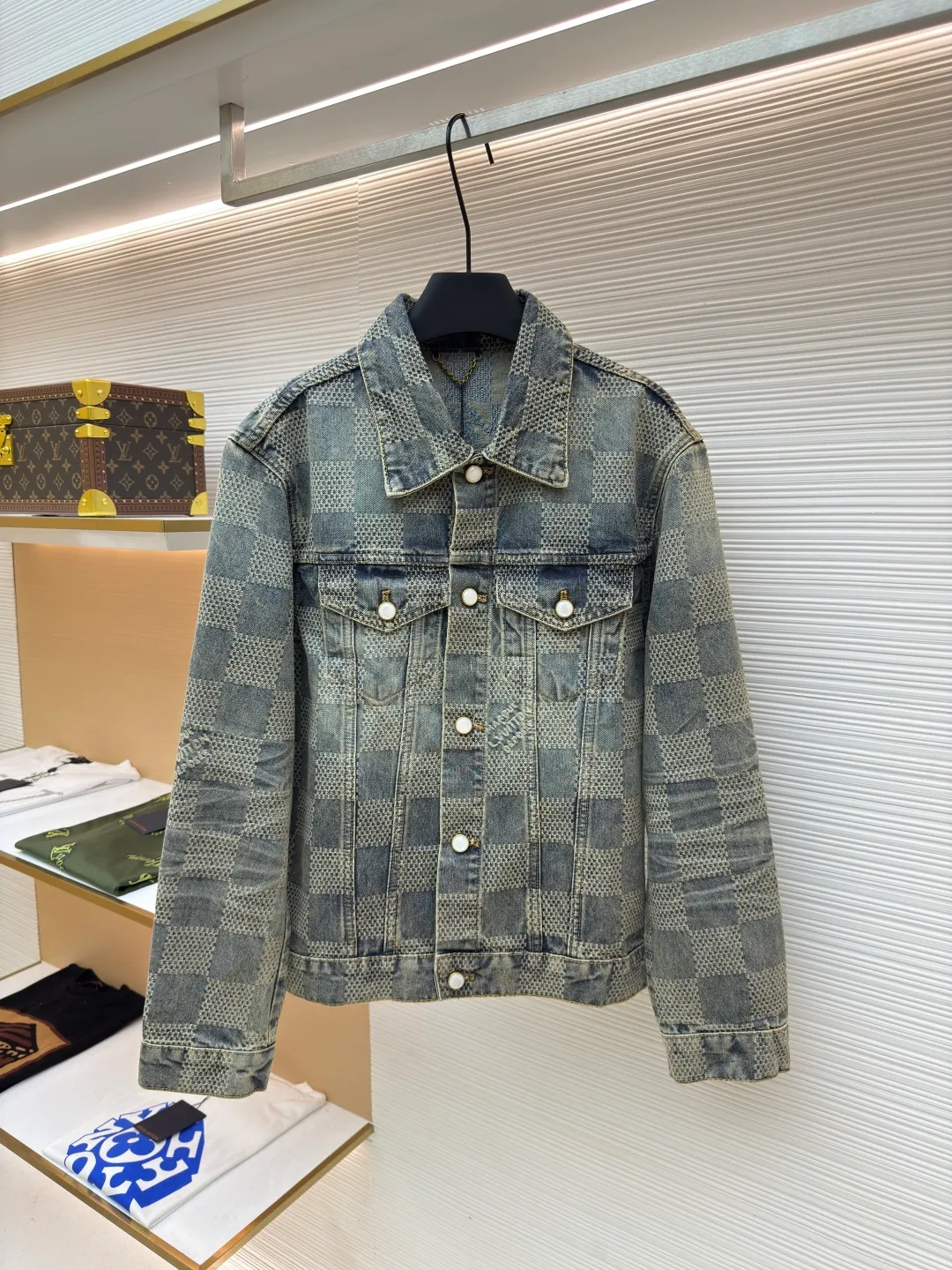 LOUIS VUITTON Yellow checkerboard denim jacket ●Authentic product: purchased and developed by 16499 ●Item number: 1680610-C20 ●Fabric: denim fabric ●Technology: jacquard production ●Version: fitted version ●Weight: about 935 grams ●Size: 46-48-50-52 ●Description: The fabric is integrated into 3D Damier jacquard, a classic plaid pattern combined with 3D jacquard technology, is a process of weaving three-dimensional patterns on the fabric through a loom. Fading and distressing effect, this fabric uses sand washing process and special dyeing technology. The natural wear and fading effect of the denim after washing makes it look more retro and historical. The overall wiring is straight and delicate, the fabric is comfortable and soft, and the color is consistent without color difference. It can be matched with the same style to create a fashionable look and control various occasions. Customized accessories, complete with three standards, same style for men and women!